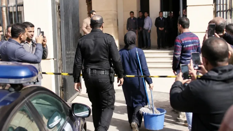 الشرطة تضبط عاملة نظافة بمكتب تأمينات بالقليوبية بعد فيديو لتلفظها على مواطن