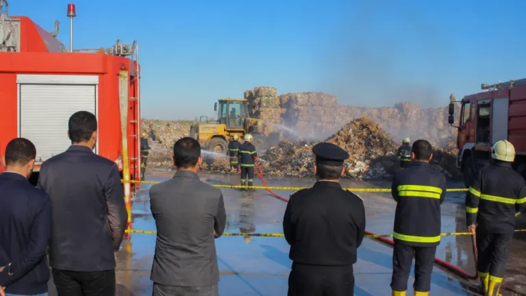 السيطرة على حريق بساحة تخزين كرتون في العبور.. تبريد وتأمين للموقع ومتابعة من المحافظ