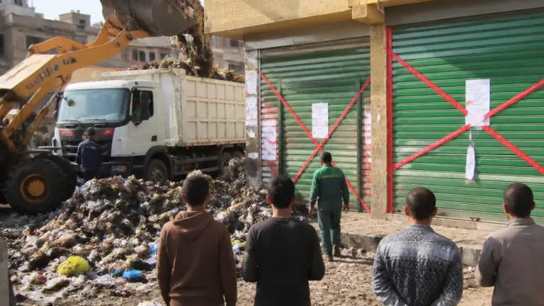 محافظ الجيزة يجري جولة مفاجئة ويستبعد مسؤولين بعد تقصير في نظافة بولاق الدكرور