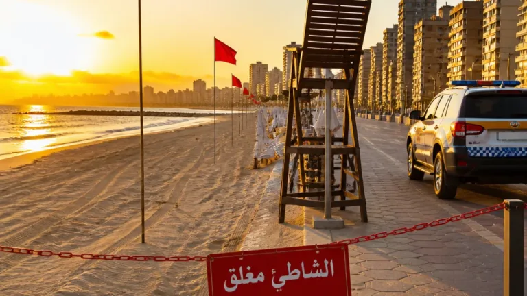 غلق شاطئ «وانلي» بالإسكندرية ليوم واحد بعد مخالفة قرار منع النزول إلى مياه البحر