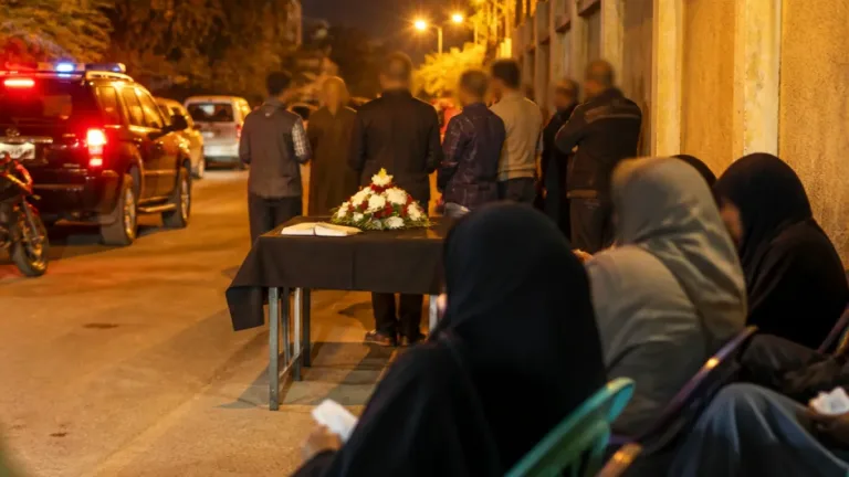 محافظ الأقصر يزور أسر ضحايا حادث معمل المخللات في أرمنت ويؤكد دعم المحافظة