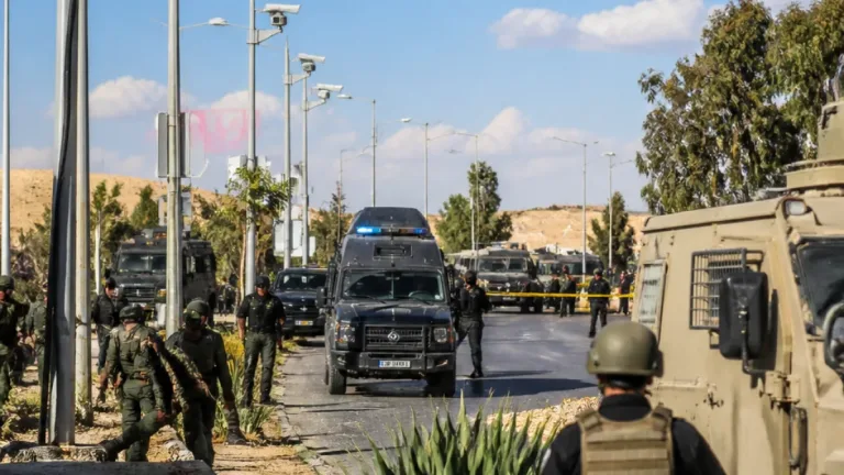 إصابة شاب إسرائيلي في عملية طعن بالعوجا وعمليات تمشيط مكثفة بحثاً عن المنفذ