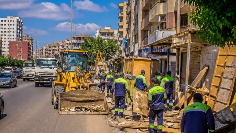 حملة مكثفة لرفع الإشغالات في شارع الروضة بدمنهور تحت إشراف المحافظة