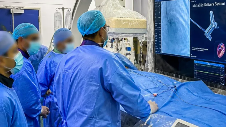 مستشفيات جامعة سوهاج تُنجح أول عملية إصلاح صمام ميترالي بالقسطرة باستخدام تقنية Mitral Clip