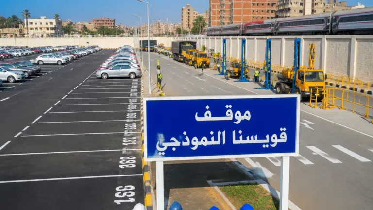 محافظ المنوفية يتابع التجهيزات النهائية لتشغيل موقف قويسنا النموذجي بطاقة 500 سيارة