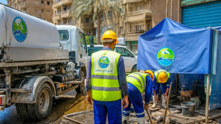 رئيس مياه الجيزة يطمئن على انتظام الخدمة ويتابع فروع المنيرة وإمبابة والوراق
