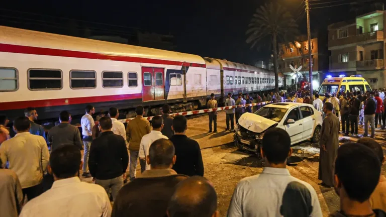 اصطدام قطار بسيارة زفاف في منوف يؤجل الاحتفال وإغلاق ممر غير شرعي