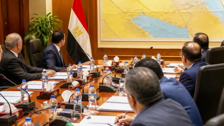 محافظ السويس يلتقي نواب المحافظة لمتابعة مشروعات المرافق وتحسين جودة الحياة