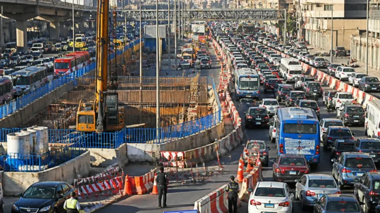 كثافات مرورية متحركة صباحية بشوارع ومحاور القاهرة والجيزة بسبب أغلاق محاور وإنشاء محطات مترو