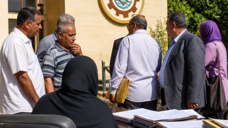 محافظ المنوفية يصرف مساعدة عاجلة ويتعهد بحل شكاوى مواطنين خلال لقاء ميداني