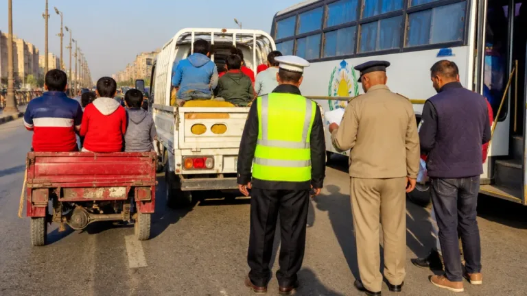 محافظ أسيوط يوقف سيارة وتروسيكل محملين بأطفال بمنفلوط ويتخذ إجراءات فورية لحمايتهم