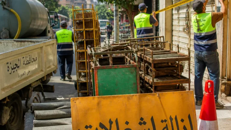 حملات مكثفة بالجيزة ترفع الإشغالات وتغلق محالاً مخالفة وتستهدف إعادة الانضباط للشارع