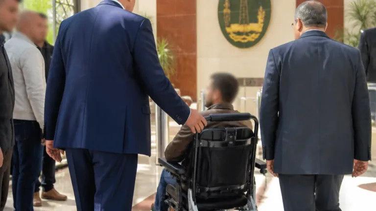 محافظ أسيوط يسلم مواطناً من ذوي الهمم كرسيًا متحركًا كهربائيًا بعد استجابة فورية