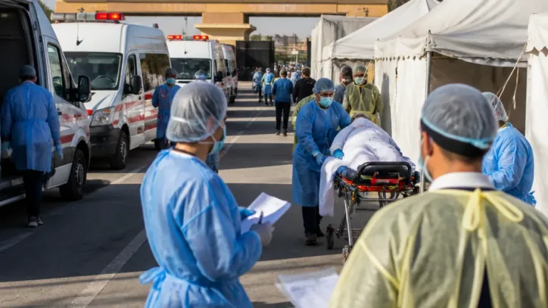 وصول دفعات جديدة من جرحى غزة إلى مستشفيات مصرية عبر معبر رفح ومغادرة متعافين إلى القطاع