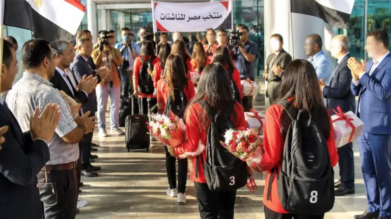 استقبال رسمي في مطار القاهرة لمنتخب مصر للناشئات بعد إحراز المركز الرابع في بطولة العالم