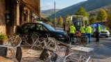 Accidente en Cabrillanes deja dos heridos tras empotrar un turismo contra una terraza en León