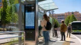 Alcobendas estrena la primera marquesina táctil e interactiva de la Comunidad de Madrid