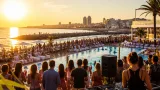 Barcelona estrena un club junto al mar con piscina y 'pool parties' en Port Fòrum