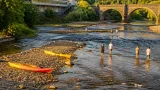 El bajo caudal del Miño permite atravesar el río a pie en varios puntos de Lugo