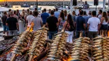 Estepona celebra 'La Gran Espetada' con 350 kilos de sardinas gratuitas en el Puerto Pesquero