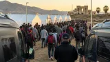 La Policía traslada a 864 migrantes de Loma Colmenar a carpas habilitadas en Los Rosales