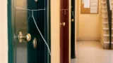 Pamplona alerta por la reaparición de puertas 'marcadas' usadas para detectar viviendas vacías
