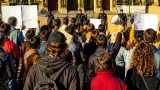 Vecinos de La Florida llevan su protesta hasta Presidencia y exigen al Principado que retire el centro de menores en Oviedo