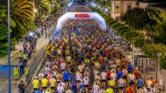 Sevilla registra un récord histórico con 26.000 corredores en la Nocturna del Guadalquivir