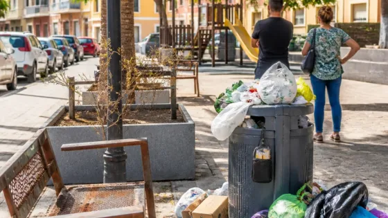Vecinos alertan del colapso de la limpieza en Arona: quejas desde La Camella a Las Américas
