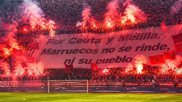 Aficionados del Wydad muestran una pancarta pro‑reivindicación por Ceuta y Melilla en Casablanca