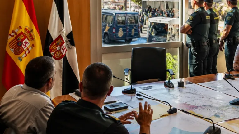 Albares se reúne en Ceuta con Vivas para coordinar la respuesta a la crisis migratoria