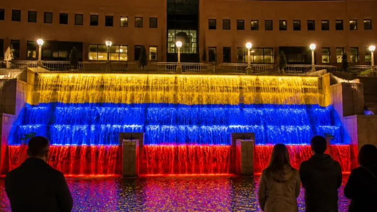 Alcobendas ilumina la cascada municipal con los colores de Colombia en señal de solidaridad