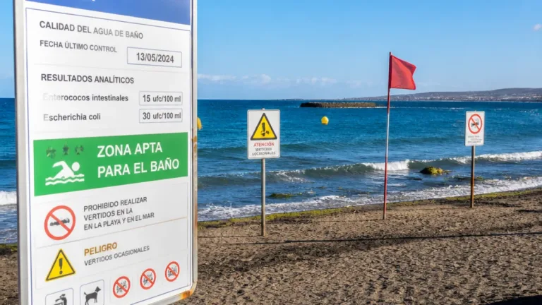 Arona: señalización y alertas por vertidos cerca de Playa de Las Galletas pese a calificación oficial