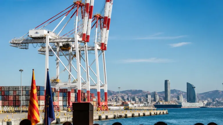 Barcelona impulsa su puerto con la llegada de dos grúas de muelle de mayor altura