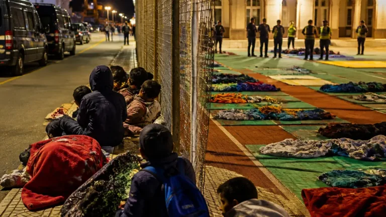 Ceuta afronta una crisis humanitaria por la llegada masiva de menores no acompañados y denuncias de agresiones