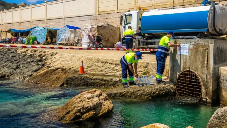 Ceuta reclama el desalojo urgente de un asentamiento junto a la planta desaladora por riesgo sanitario