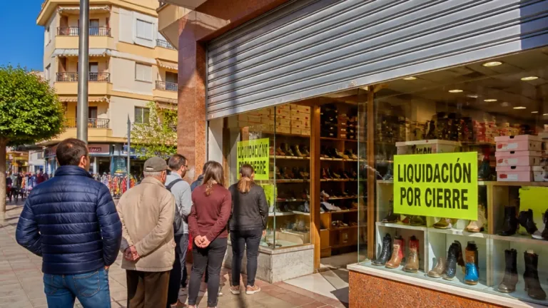 Cierra en Fuengirola la última tienda nacional de la histórica zapatería GB Bravo