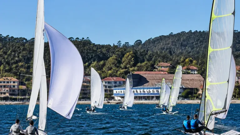 La vela española pone en juego sus títulos de 470 y 49er en la ría de Arousa