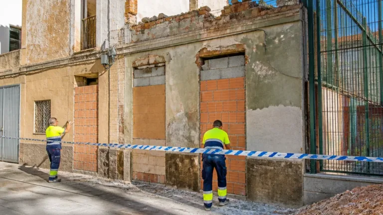 Desalojo y tapiado en la casa junto al colegio Pintor Torrent tras reyerta en Ciutadella