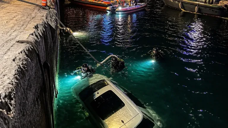 Dos mujeres fallecen en Algeciras tras precipitarse un coche al mar en el puerto
