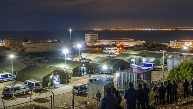 El Gobierno mantendrá al menos seis meses a más de 2.500 inmigrantes en recursos temporales en Ceuta