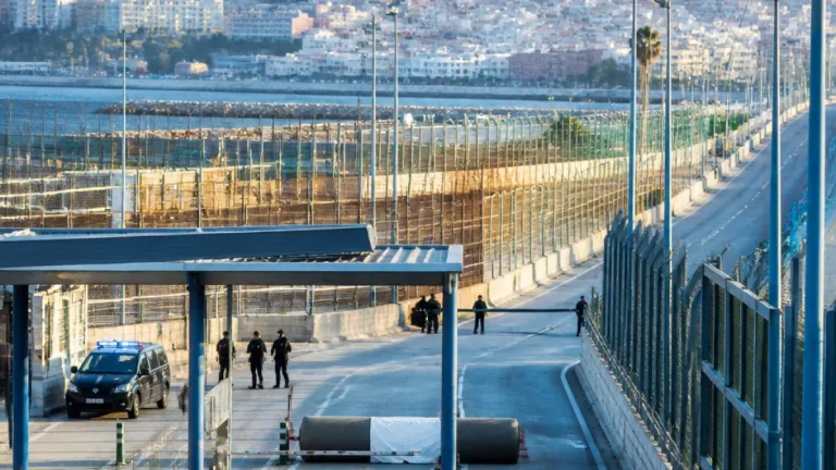 El Tarajal permanece en calma tras refuerzo de la frontera ante la amenaza de entrada masiva