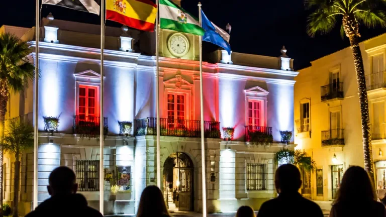 Estepona ilumina edificios públicos y iza la bandera de Ceuta en muestra de solidaridad