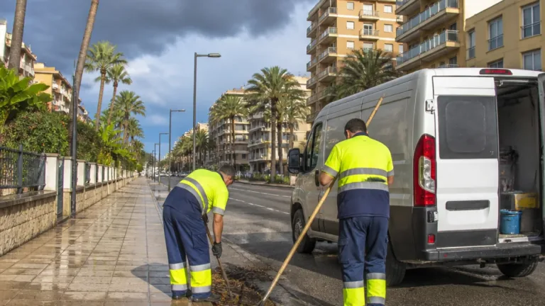 Gandía intensifica la limpieza de más de 9.000 imbornales ante la temporada de lluvias