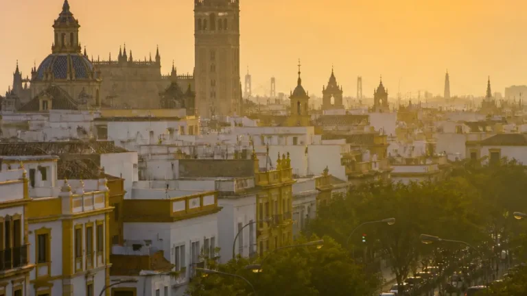 Humo del incendio de Niebla cubre el cielo de Sevilla y su área metropolitana