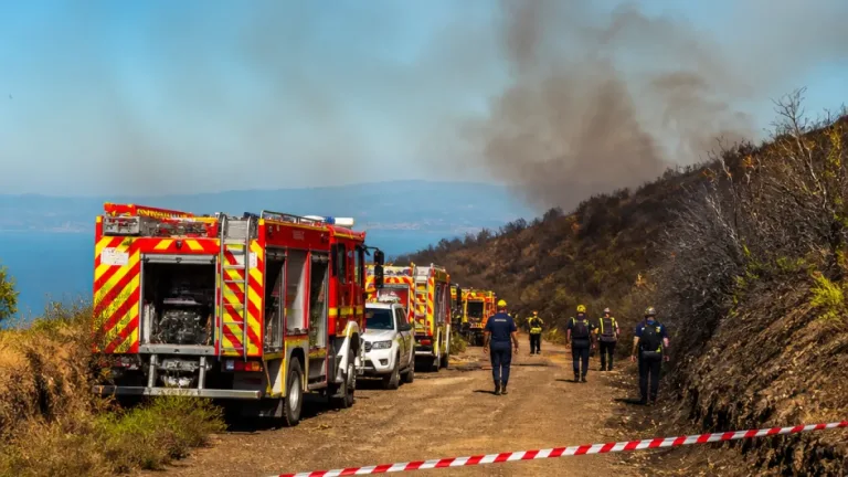 Incendio en monte bajo afecta a una zona de Ceuta y moviliza a Bomberos, Guardia Civil y la Legión