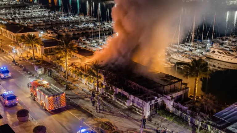 Incendio en un chiringuito del puerto de Fuengirola provoca una densa columna de humo