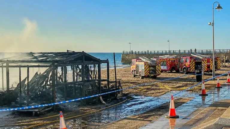 Incendio provoca daños en el chiringuito Sotavento del Paseo Marítimo de Cádiz