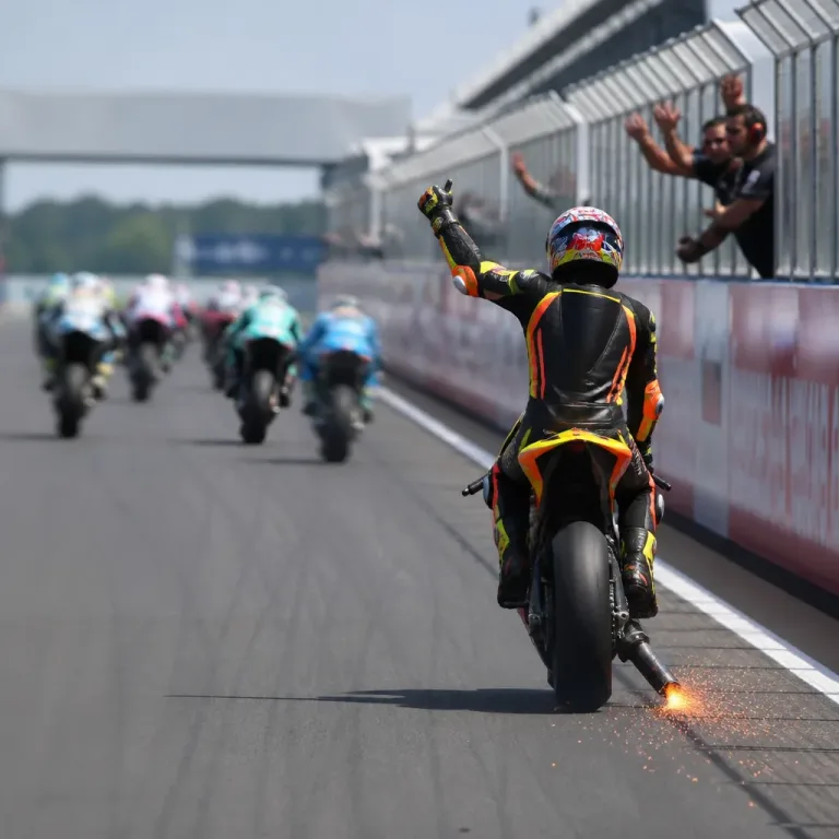 Manu González celebra antes de tiempo en Silverstone y pierde una victoria en Moto2