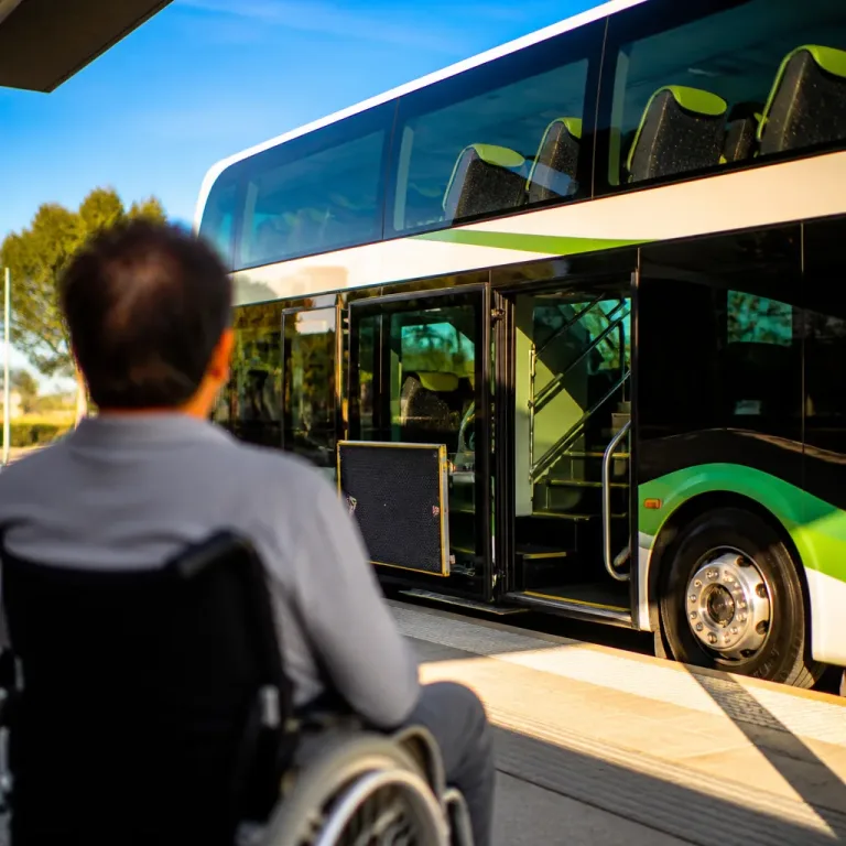 Gobierno autoriza que pasajeros con discapacidad ocupen solo butacas en planta alta en micros